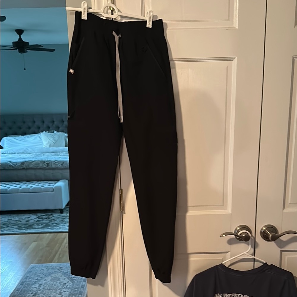 Figs Black Jogger with Tapered Leg and Elastic Cuffs
2 pairs washed cool hung